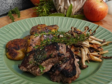 Grill-Rezept: Wildschwein Medaillons mit Smashed Potatoes & gebratenen Pilzen