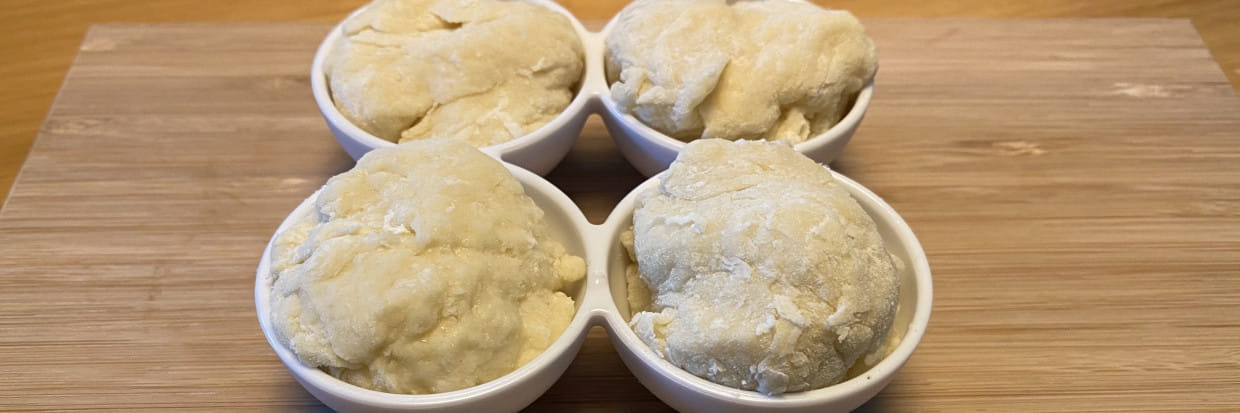 vermehrte Hefe in mehreren Schüsseln