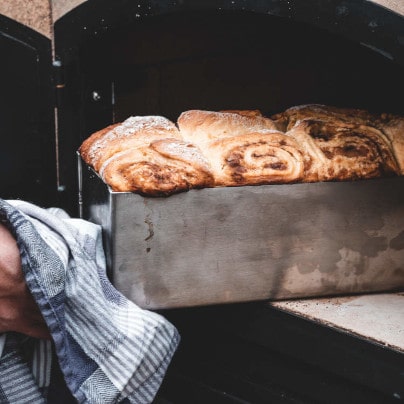 Das Brot ist goldbraun gebacken