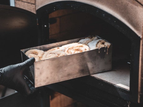 Das Apfel-Zimt-Brot kommt für ca. 35 Minuten in den Ofen