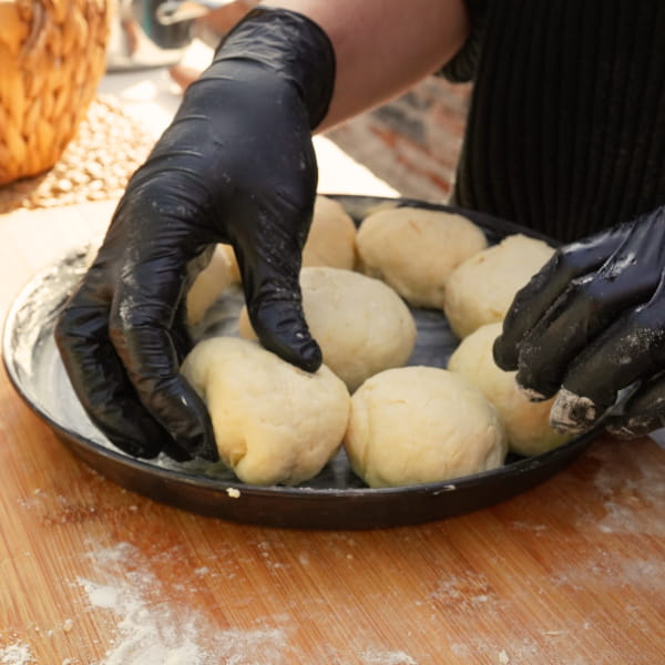 Gefüllte Apfelbucheln in Backform legen