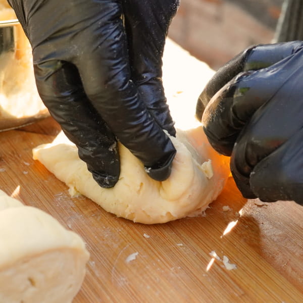 Teig mit Füllung zu Apfel-Buchteln drücken