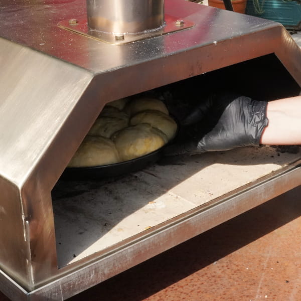 Apfel-Buchteln in den Pizzaofen schieben