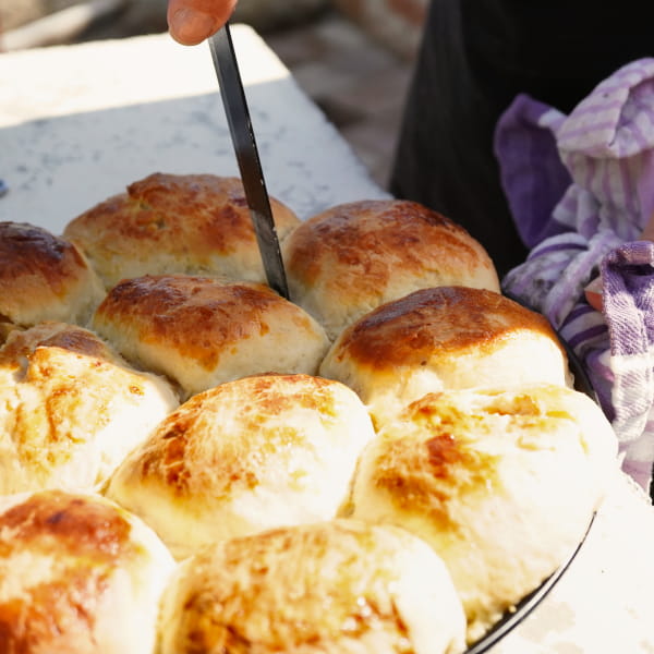 Zusammengebackene Apfelbuchteln mit dem Messer trennen