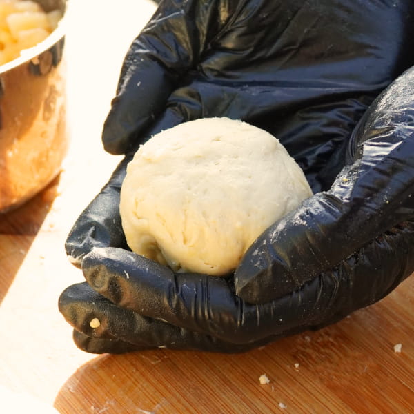 Gefüllte Apfelbuchteln umdrehen