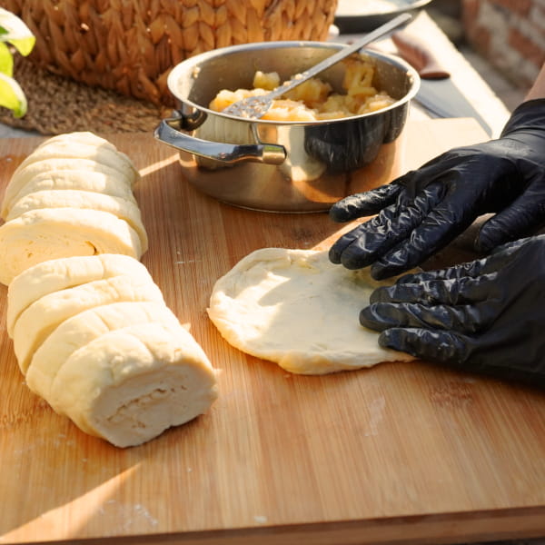 Teig-Fladen für gefüllte Apfelbuchteln formen