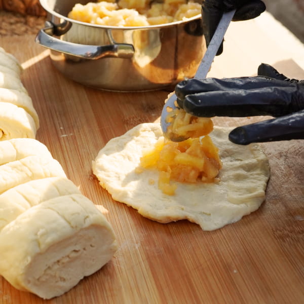 Apfel-Füllung auf Teig geben