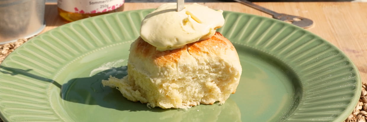 Gefüllte Apfel-Buchtel mit Honig und Eis auf Teller