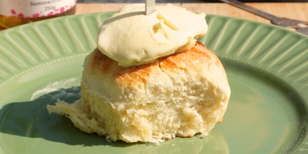 Buchtel mit Apfelfüllung mit Vanille-Eis auf Teller