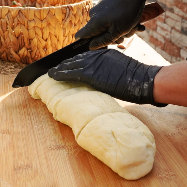 Teig in Stücke schneiden