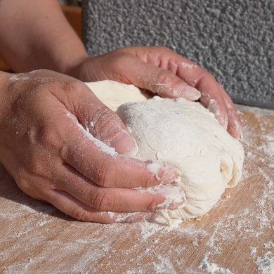 4-Zutaten-Brot im Steinofen backen