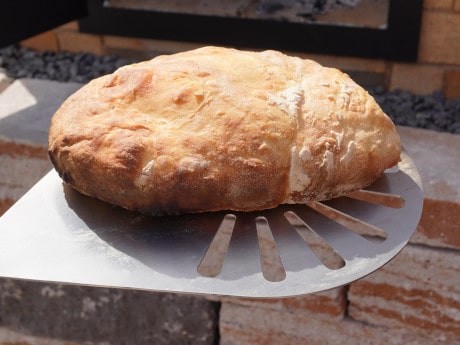 Brot backen im Holzbackofen: 4-Zutaten-Brot