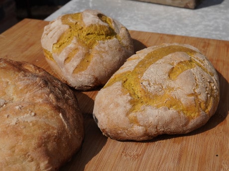 Brot backen im Holzbackofen: Steinofenbrot mit schöner Kruste