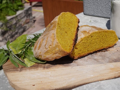 Kurkuma Brot backen im Holzbackofen