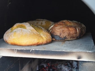 Brot backen im Holzbackofen