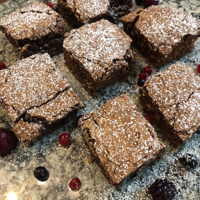 Brownies mit Beeren angerichtet servieren