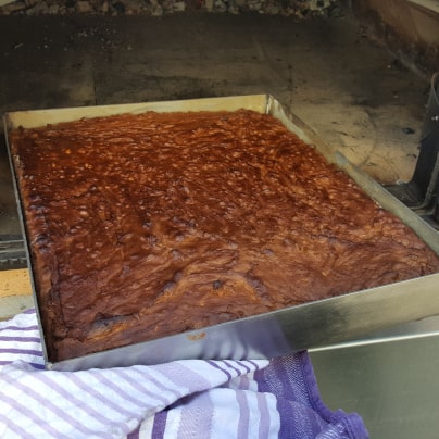 Brownies aus dem Pizzaofen holen