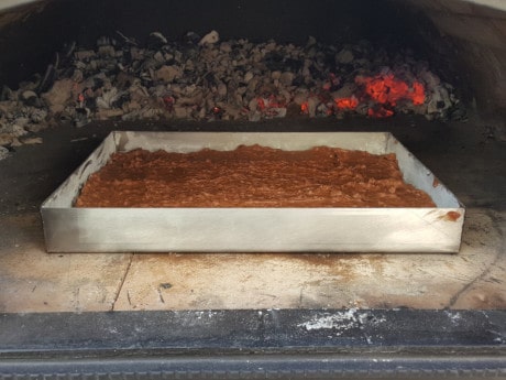 Brownies mit Backblech in den Ofen schieben