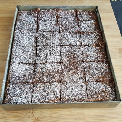 Brownies mit Puderzucker betreuen