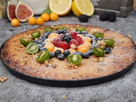 Cookie Pizza mit dem Obst dekorieren