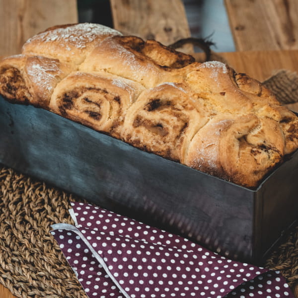 Gebackenes Apfel-Zimt-Brot in der Kastenform auf Tisch