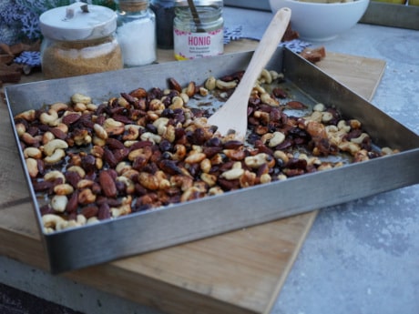 Pikanter Snack: gebrannte Nüsse mit Honig