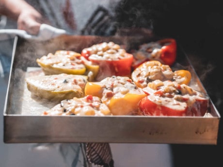 Im Pizzaofen gebackene gefüllte Paprika