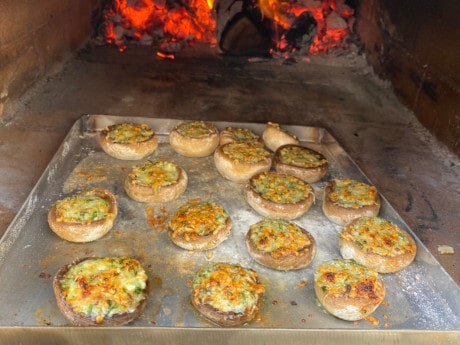 Im Pizzaofen gebackene gefüllte Champignons