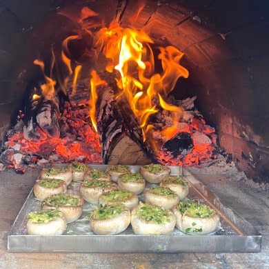 Gefüllte Champignons im Pizzaofen backen