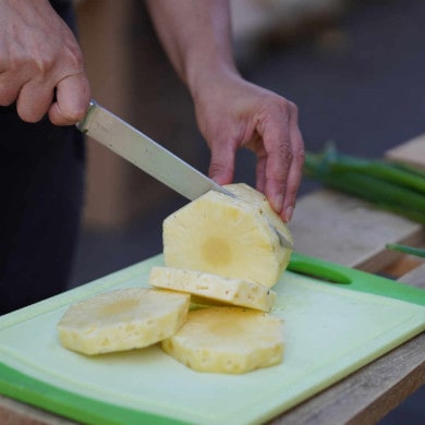 Ananasringe schneiden - Grill-Rezept für Pizzaöfen