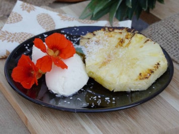 Gegrillte Ananas mit Kokosnuseis im Poizzaofen