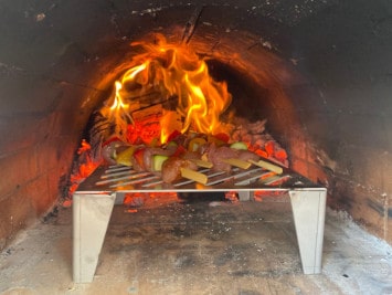 Grillspieße im Pizzaofen grillen