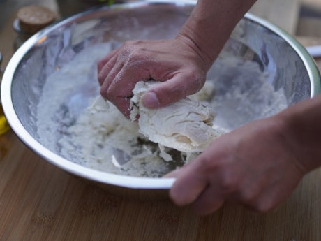 Teig kneten für die Herzpizza