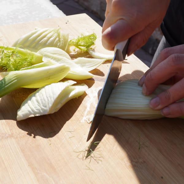 Fenchel in Scheiben schneiden