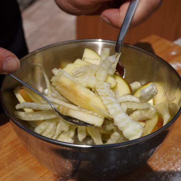 Fenchel & Apfel würzen und vermengen
