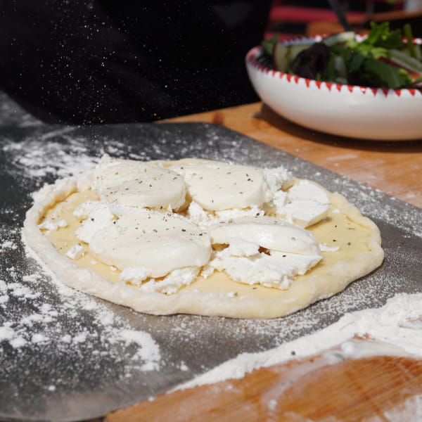 Pizzateig mit verschiedenen Käse belegen