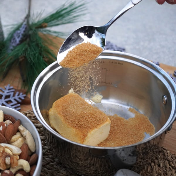 Butter im Topf mit braunem Zucker schmelzen