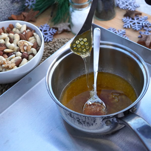 Honig zur geschmolzenen Butter geben