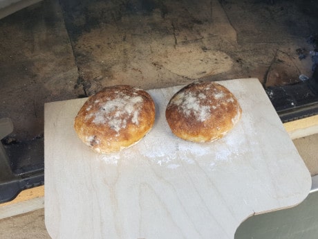 Im Pizzaofen gebackene Kartoffelbrötchen