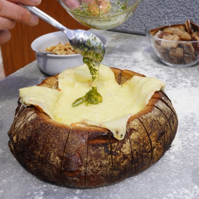 Gebackener Käse im Brot mit Rosmarin & Honig