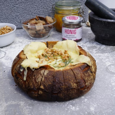 Gebackener Käse im Brot mit Rosmarin & Honig