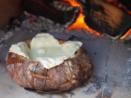 Gebackener Käse im Brot mit Rosmarin & Honig