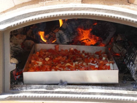 Paprika und Zwiebeln im Pizzaofen braten