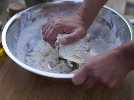 Teig für Pizza Bali kneten