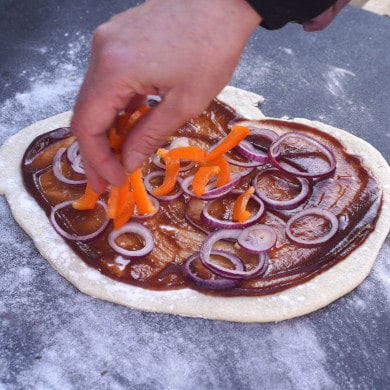 Pulled Pork Pizza Rezept: Paprikastreifen