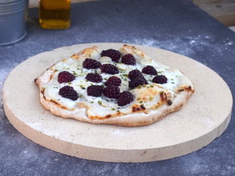 Brombeer-Flammkuchen auf dem Pizzastein