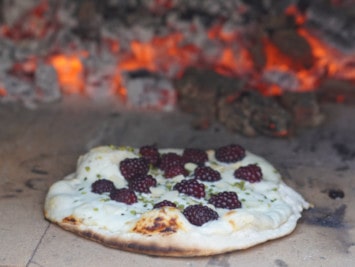 Brombeer-Flammkuchen im Pizzaofen backen