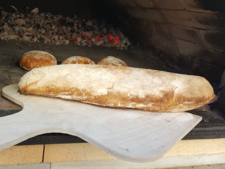 Im Pizzaofen gebackenes Baguette