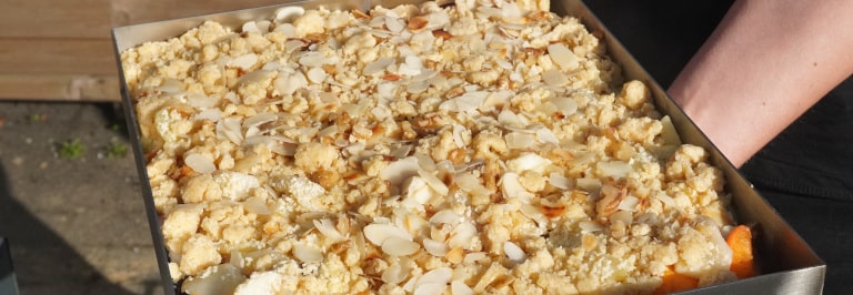 Obst Crumble im Steinofen backen