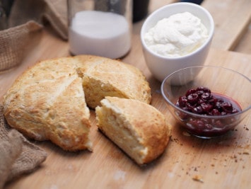 Scones mit Kirschkonfitüre im Pizzaofen backen